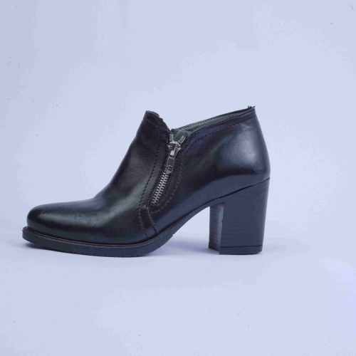 Zipped Black 32104