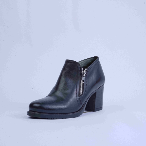 Zipped Black 32104